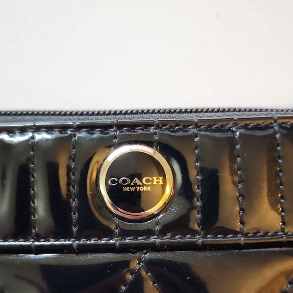 Coach Poppy Liquid Gloss Quilted Wristlet. - Picture 2 of 12